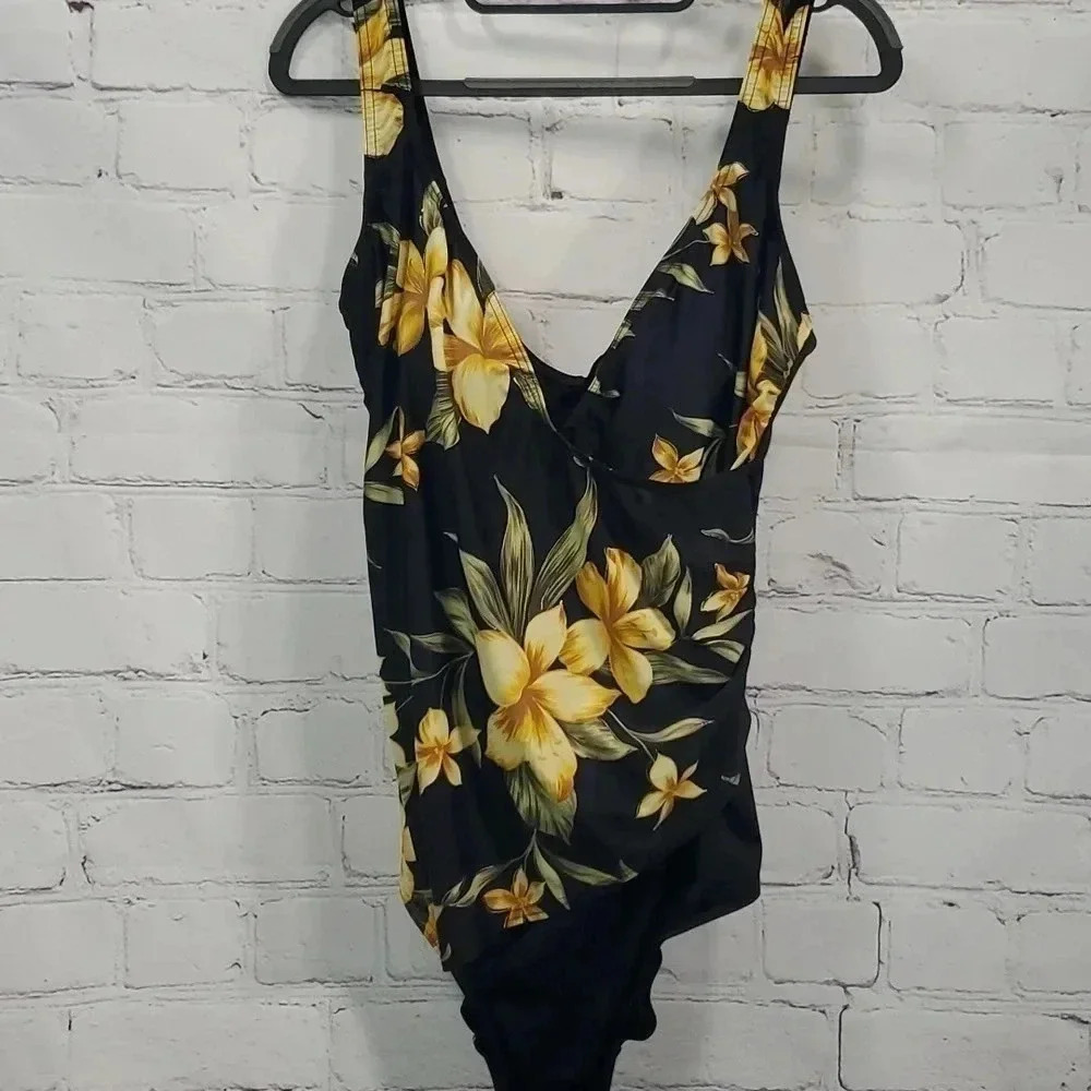 Silhouette Solutions One Piece Figure Flattering Swimsuit black/gold size 14